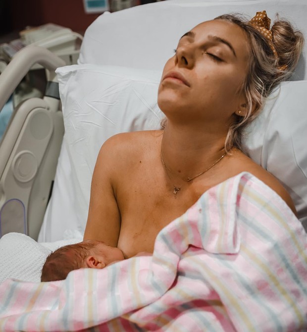 Após 30 horas de trabalho de parto, Sarah aparece exausta com o filho nos braços (Foto: Reprodução Instagram)