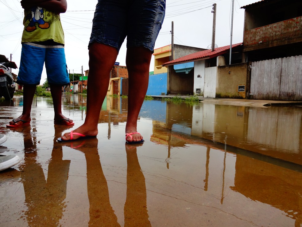 Moradores em contato com a água da chuva podem ser contaminados por doenças como a leptospirose — Foto: Priscilla Alves/ G1