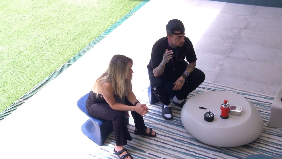 "Você tava meio off mesmo, ontem você deu uma relaxada", diz Bruna Griphao para MC Guimê — Foto: Globo