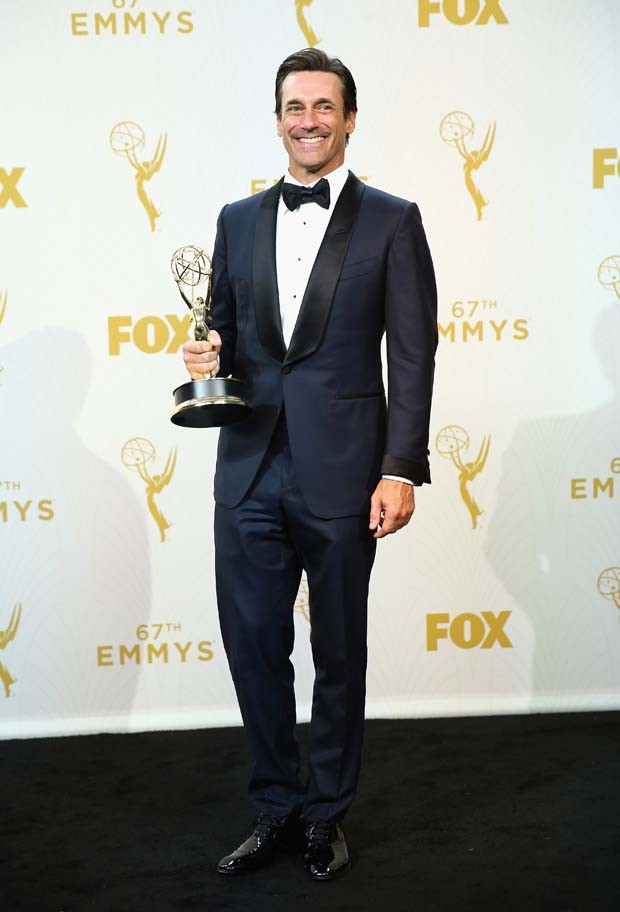 Jon Hamm não esconde a felicidade após ganhar o Emmy (Foto: Getty Images)