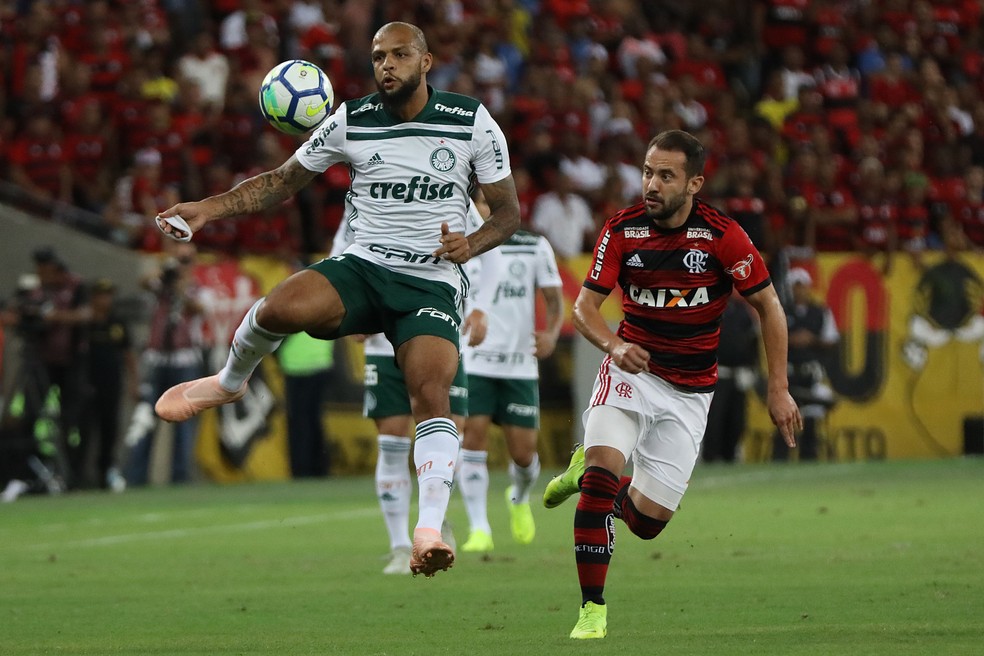 Felipe Melo, do Palmeiras, em lance com Everton Ribeiro, do Flamengo &mdash; Foto: Lucas Tavares/Dia Esportivo/Estad&atilde;o Conte&uacute;do