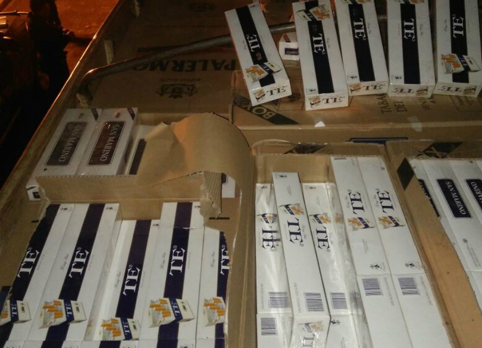 Segundo o DOF, veículo estava carregado com 40 mil pacotes de cigarro (Foto: DOF/Divulgação)