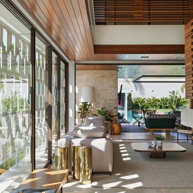 Casa de 560 m² em Goiânia tem cobogó e linhas modernistas (Foto: FOTOS EDGAR CESAR E ELTON ROCHA)
