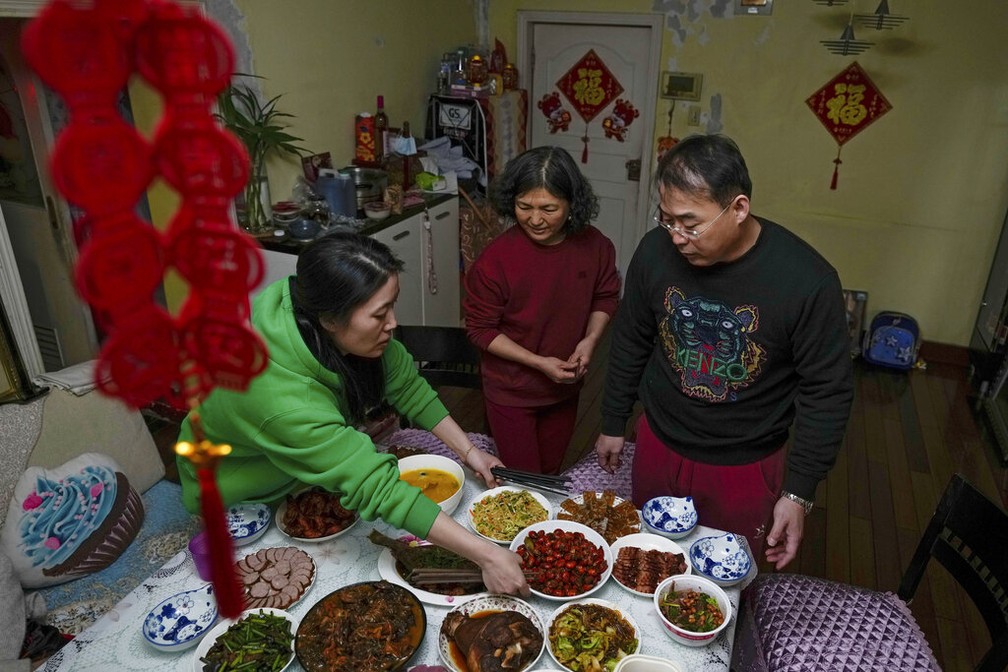 Chineses preparam refeição em família para as comemorações do Ano Novo em 31 de janeiro de 2022 — Foto: AP Photo/Andy Wong