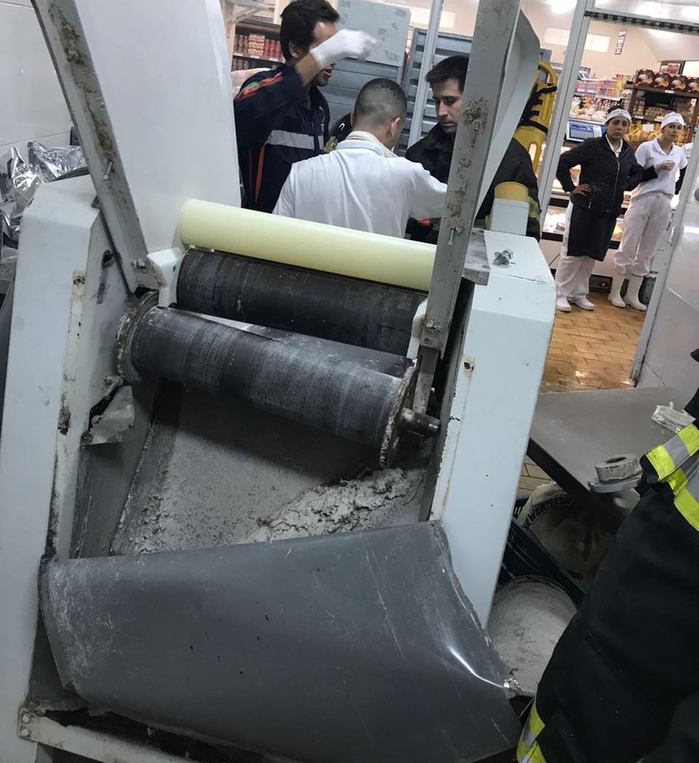 Bombeiros precisaram desmontar máquina para tirar braço do padeiro em Avaré (Foto: Divulgação/Corpo de Bombeiros)