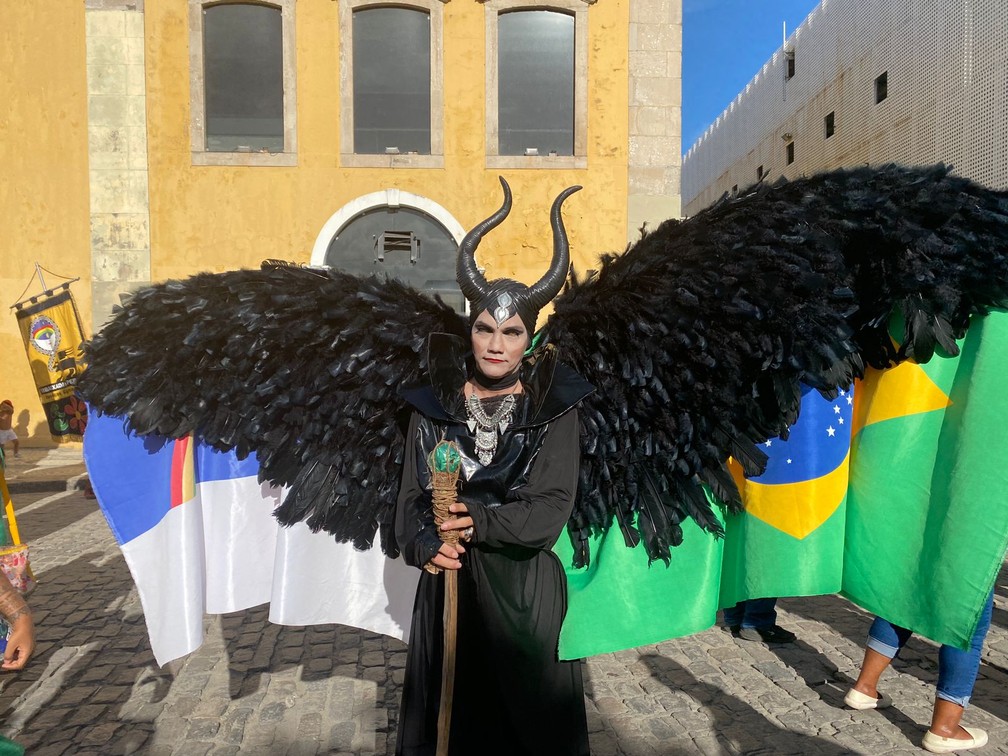 Personagem "Malévola' acompanhou jogo do Brasil em polo de animação no Recife — Foto: Paulo Veras/g1