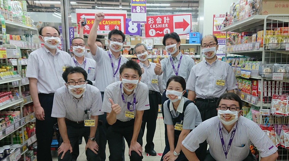 Máscaras com sorriso tornam o atendimento mais leve e cordial (Foto: Repodução/Takeya)