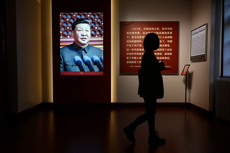 Imagem do líder chinês Xi Jinping é vista em exposição sobre a história do PCC no Edifício Vermelho da Universidade de Pequim
