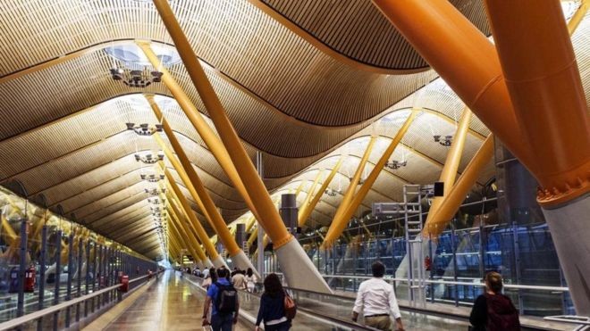 Os aeroportos são projetados para tranquilizar os passageiros dos estresses rotineiros de viagens e medos subconscientes (Foto: GETTY IMAGES via BBC)