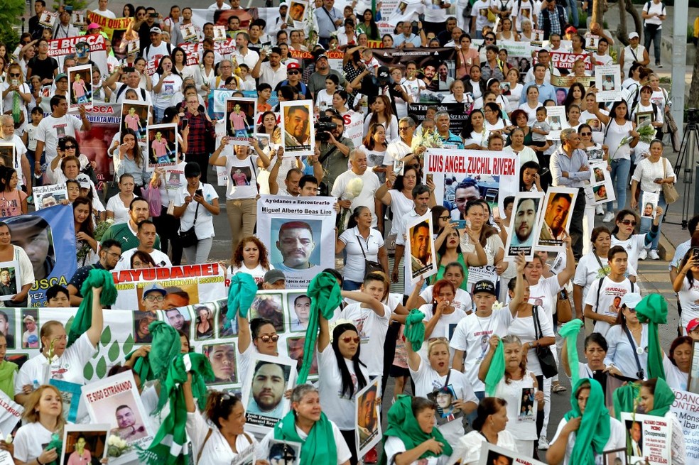 Manifestação em Guadalajara pelos desaparecidos vítimas da violência dos cartéis na sexta (30).  — Foto: Ulises Ruiz/AFP