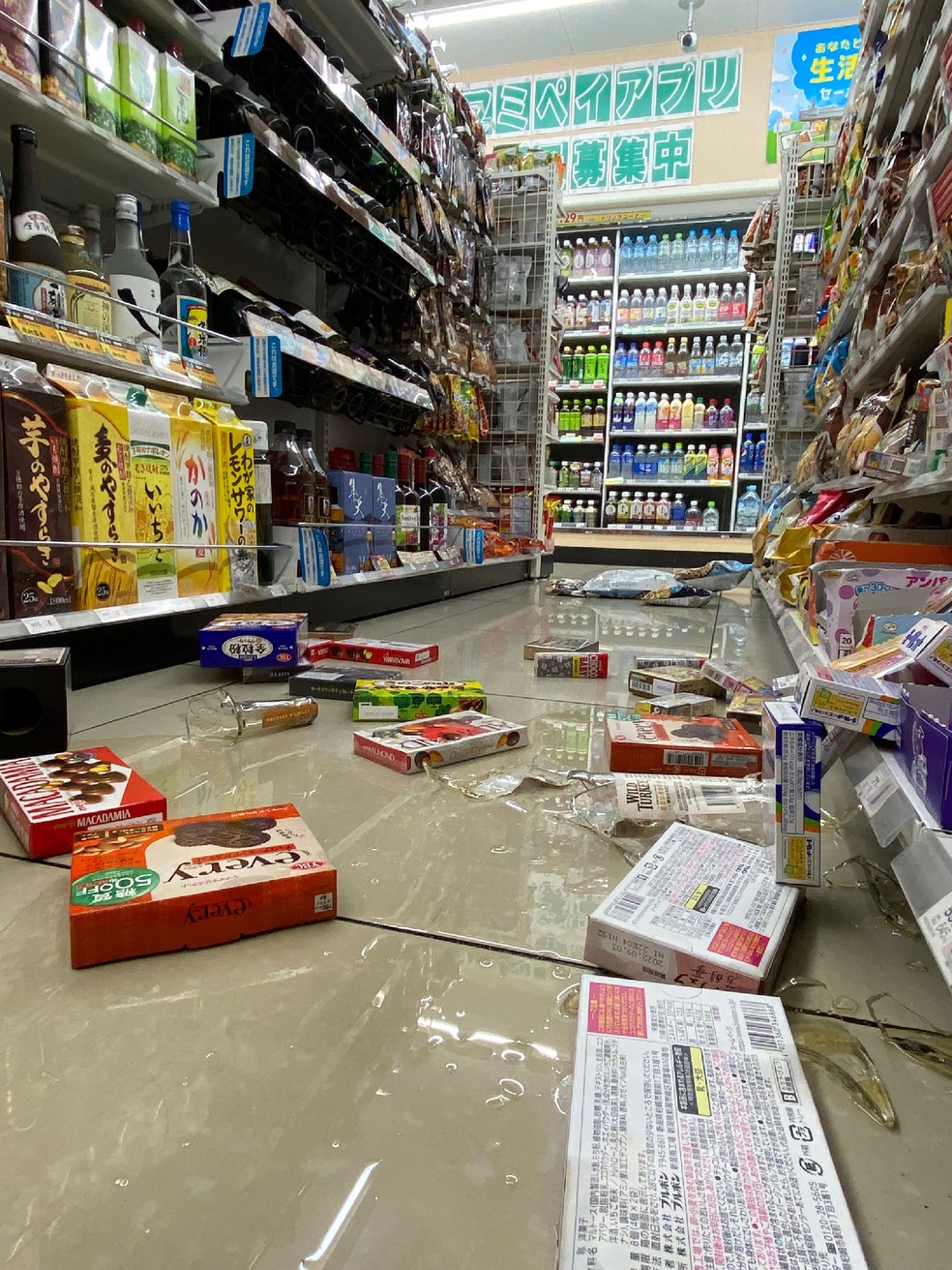 Produtos de mercado caem de prateleira de loja de conveniência em Sendai, Miyagi, no Japão, após terremoto atingir a região de Fukushima — Foto: STR/Jiji Press/AFP