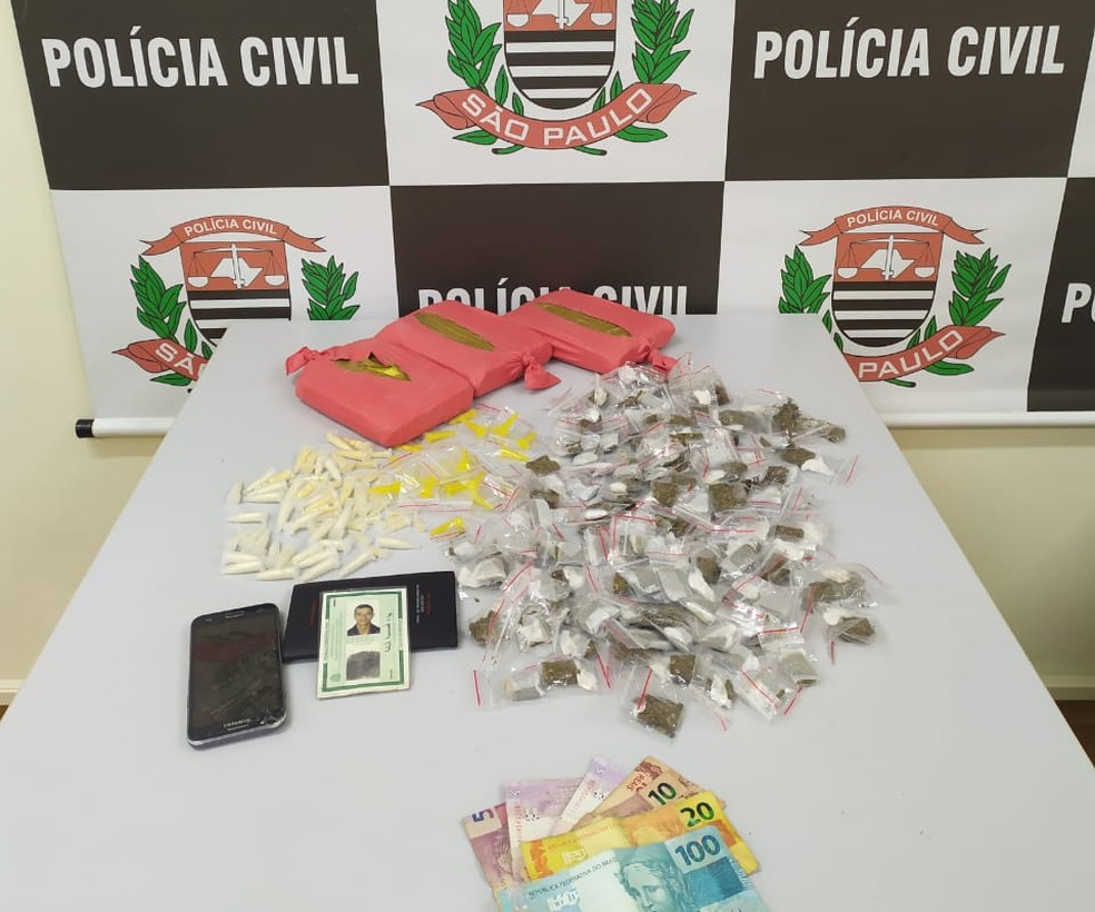 Maconha, cocaína e crack apreendidos com o suspeito em Campinas (SP) nesta quinta (16) — Foto: Polícia Civil/Divulgação