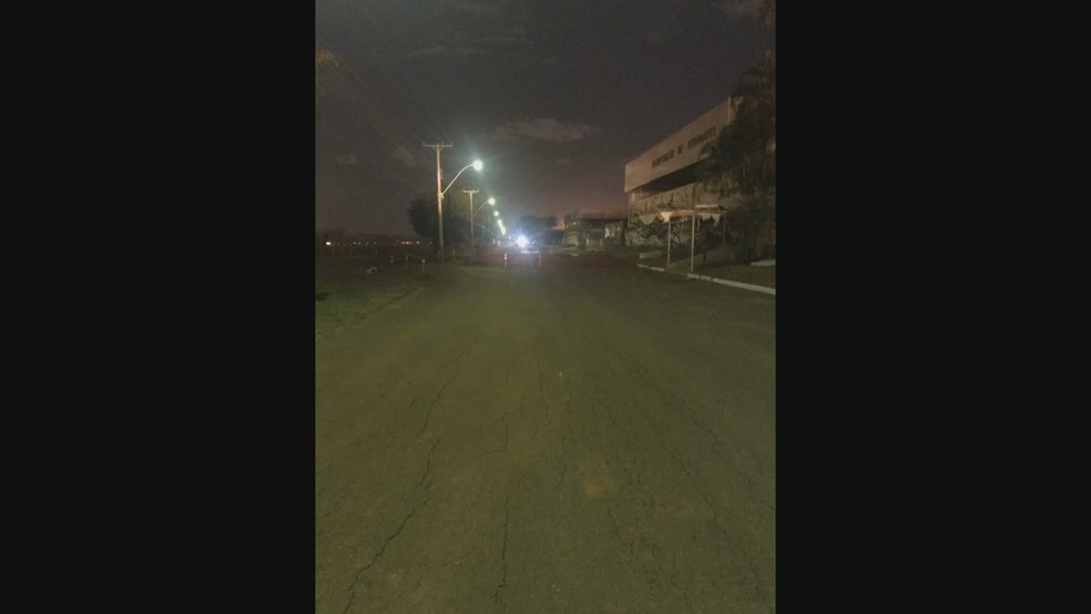Buraco provoca acidente no Setor de Hangares do Aeroporto de Brasília  — Foto: Reprodução/TV Globo 