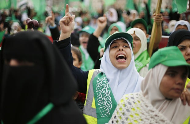 Milhares de palestinos celebram em Gaza 25° aniversário do Hamas