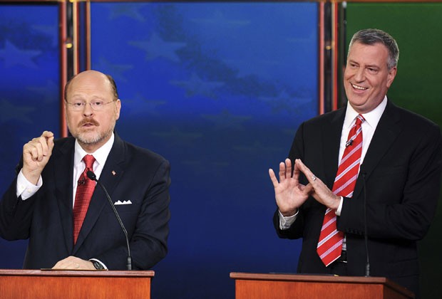 Bill de Blasio (à direita) e Joe Lhota (à esquerda) durante o último debate de candidatos à prefeitura de Nova York no dia 30 de outubro  (Foto: Peter Foley/Reuters)