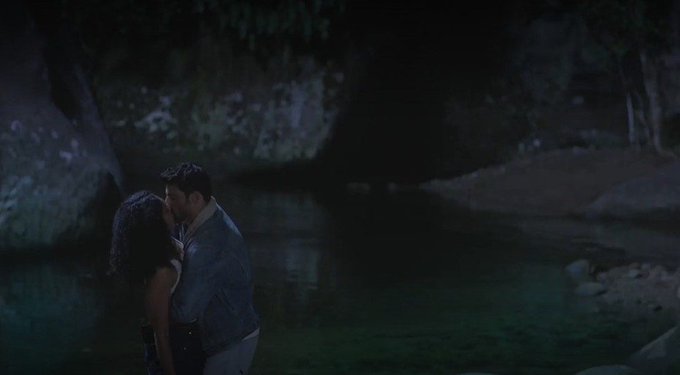 Aline (Barbara Reis) se rende ao beijo de Caio (Cauã Reymond) em Terra e Paixão — Foto: Globo