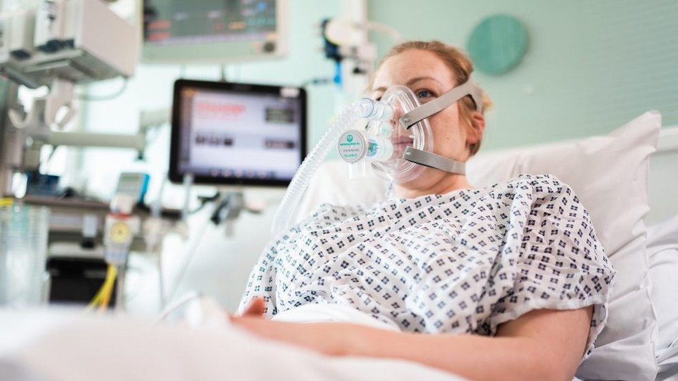 Paciente usa respirador no hospital — Foto: Divulgação