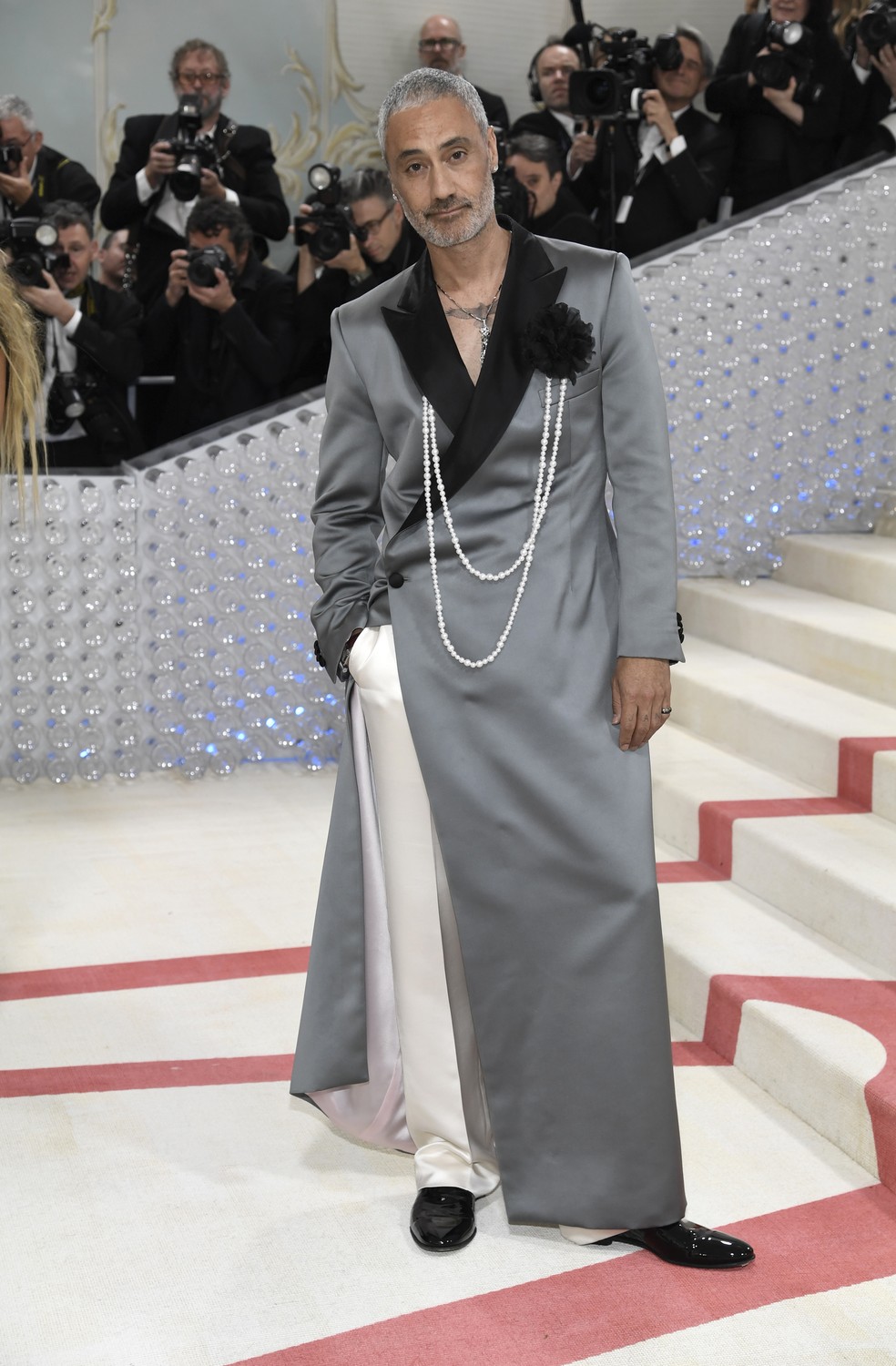Taika Waititi no Met Gala 2023 — Foto: Evan Agostini/Invision/AP