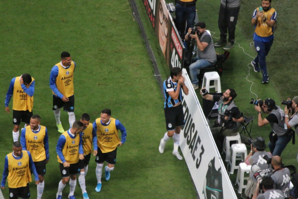 Com vitória diante do Internacional, Grêmio garante briga no G4