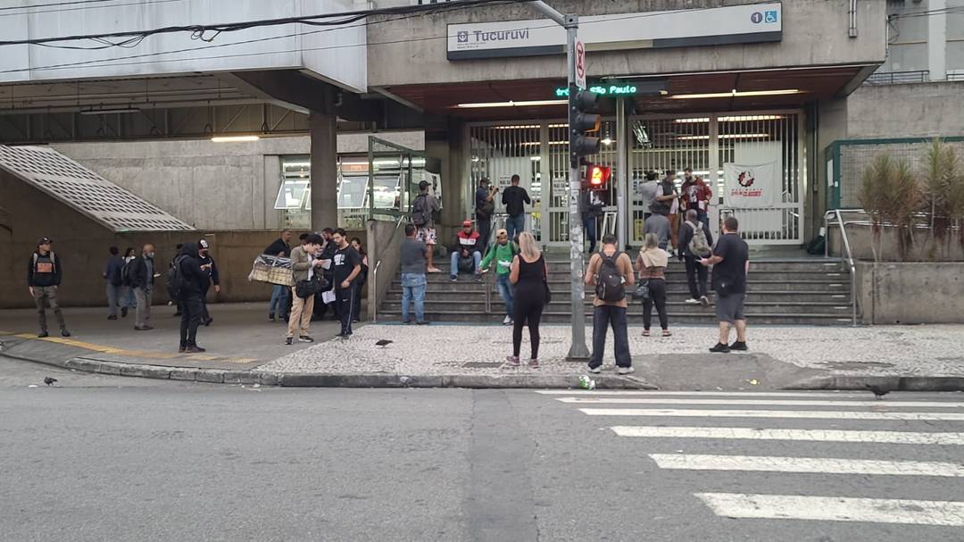 Usuários do Metrô de SP se deparam com as portas fechadas da estação Tucuruvi