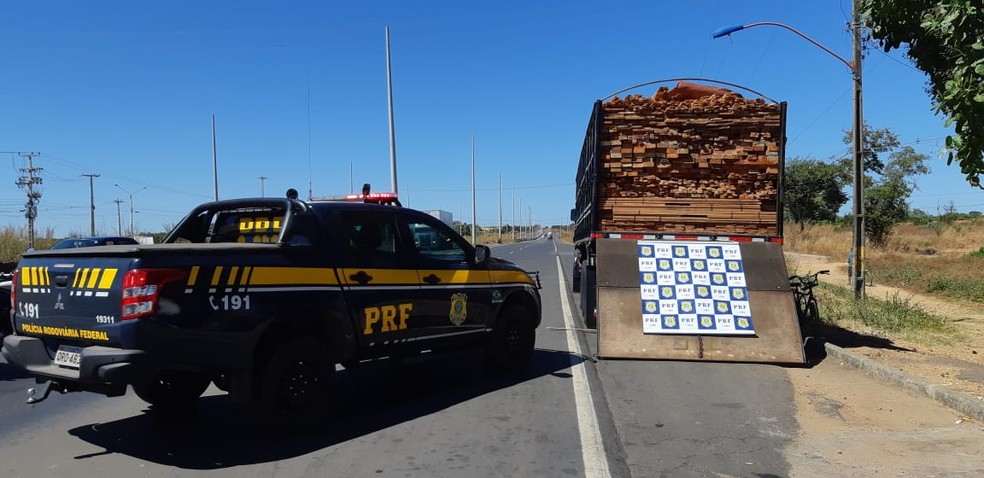 Carga de madeira sem licença ambiental é apreendida pela PRF na BR-316 em Teresina — Foto: Divulgação/PRF