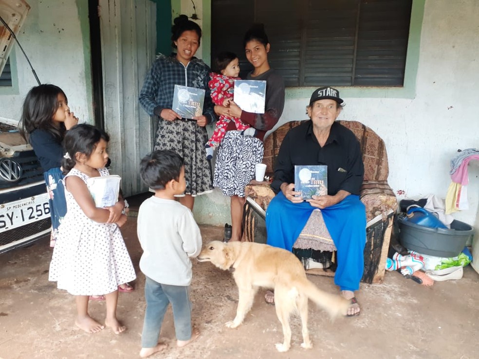 Famílias indígenas receberam livro sobre aventuras na aldeia em Avaí — Foto: Arquivo pessoal/Tiago Nhandewa