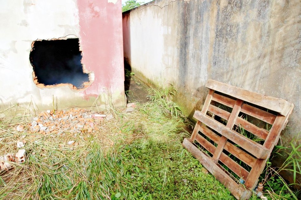 Empresário acredita que incêndio foi criminoso por conta de buraco feito em parede de depósito (Foto: Alexandre Lima/Arquivo pessoal)