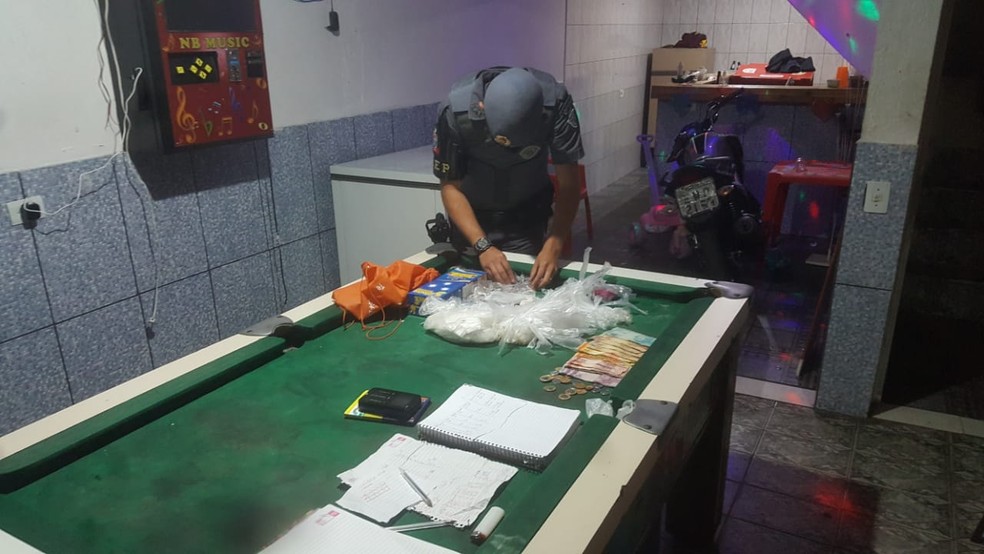 Policial militar apreende dinheiro e drogas durante a&ccedil;&atilde;o em comunidade no munic&iacute;pio de Diadema, no ABC paulista &mdash; Foto: Divulga&ccedil;&atilde;o/Pol&iacute;cia Militar