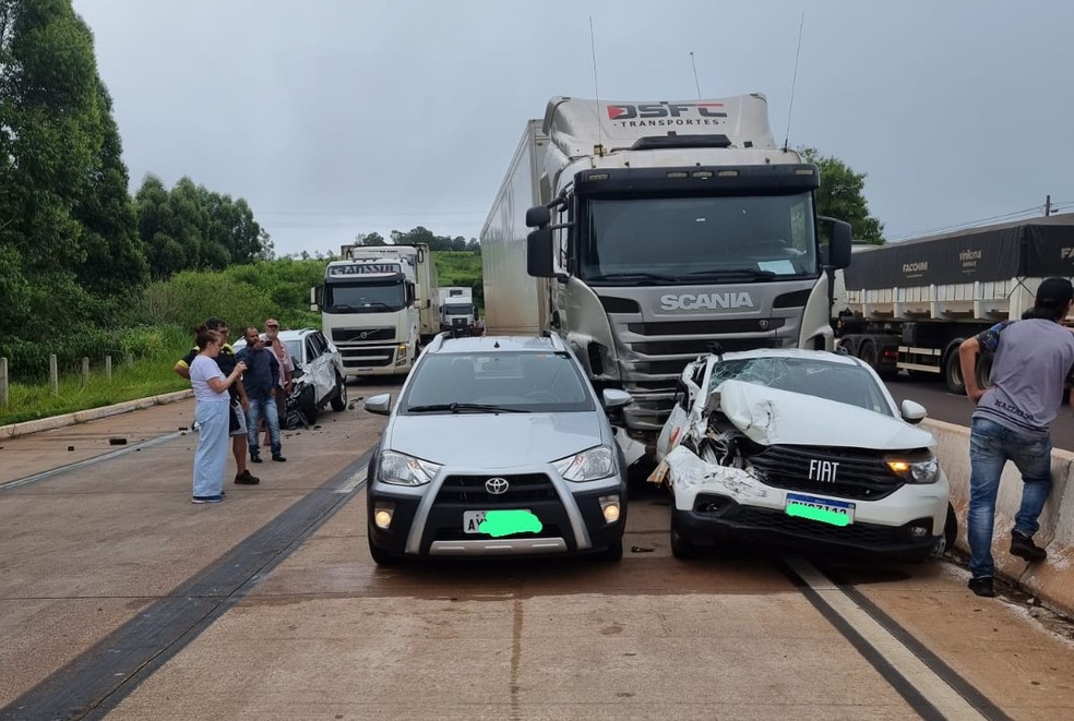 Engavetamento envolvendo 9 veículos é registrado na BR-163, em Lindoeste  — Foto: PRF 