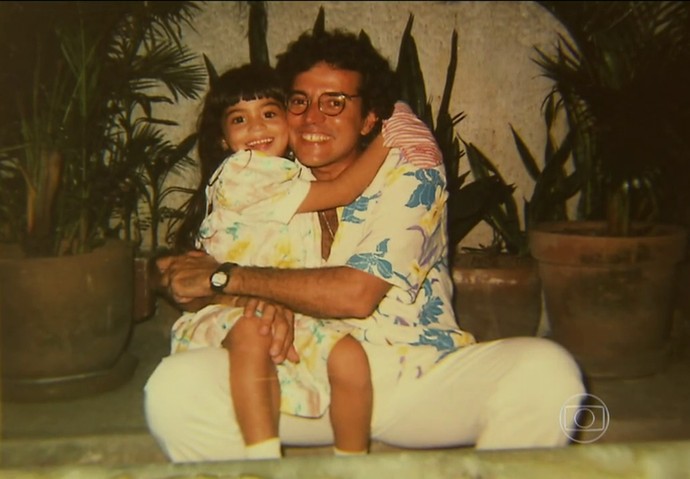 Carol Castro abraça seu pai; muita fofura! (Foto: TV Globo)