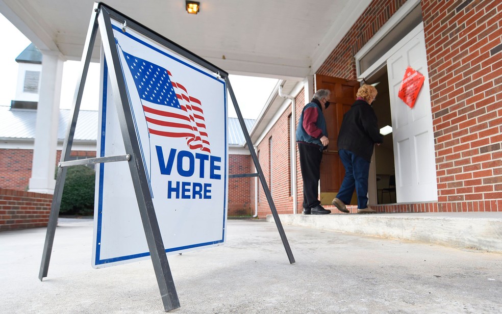 Eleitores entram em centro de votação em Dawnville, Georgia, em 5 de novembro de 2020 — Foto: Matt Hamilton/Chattanooga Times Free Press via AP