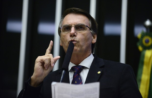 O deputado federal Jair Bolsonaro (PSC/RJ) faz discurso antes da votação do impeachment da presidente Dilma Rousseff (Foto: Nilson Bastian/Câmara dos Deputados)