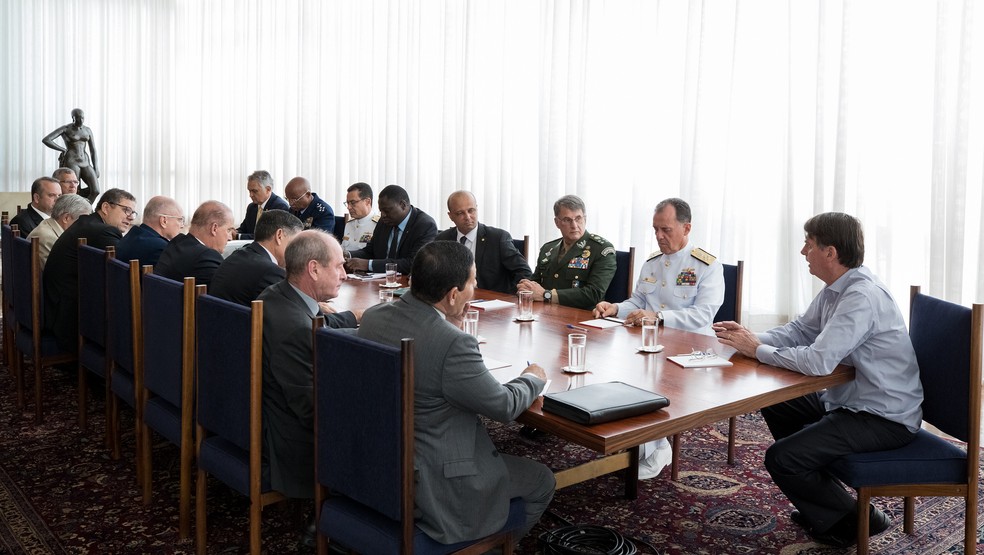 Bolsonaro recebeu ministros e comandantes das Forças Armadas para tratar de aposentadoria de militares — Foto: Marcos Corrêa/PR