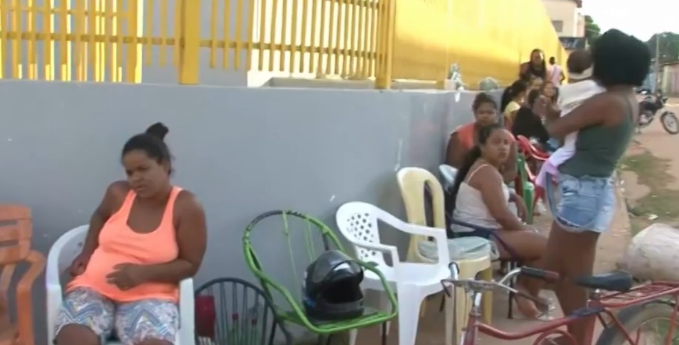 Algumas pessoas esperam desde sábado (18) — Foto: Reprodução/TV Bahia