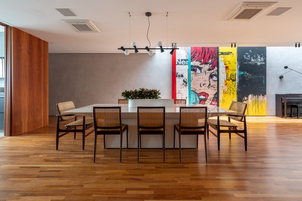 SALA DE JANTAR | O ambiente está conectado à cozinha e à sala de estar para maior interação dos ambientes. A iluminação é da Labluz — Foto: Marcelo Nakano Daniel / Divulgação