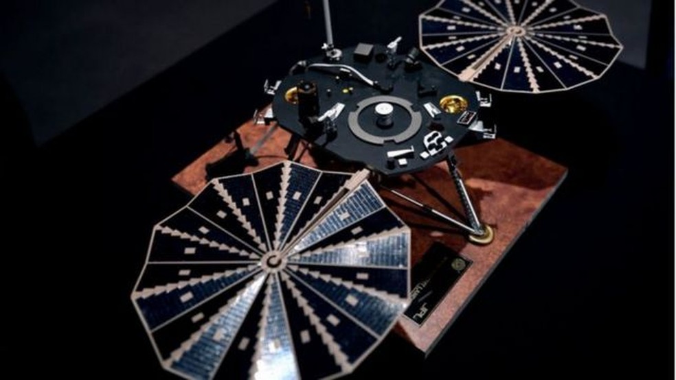 Embora a missão Insight tenha terminado em dezembro de 2022, os pesquisadores continuam analisando os dados coletados pela sonda — Foto: GETTY IMAGES via BBC