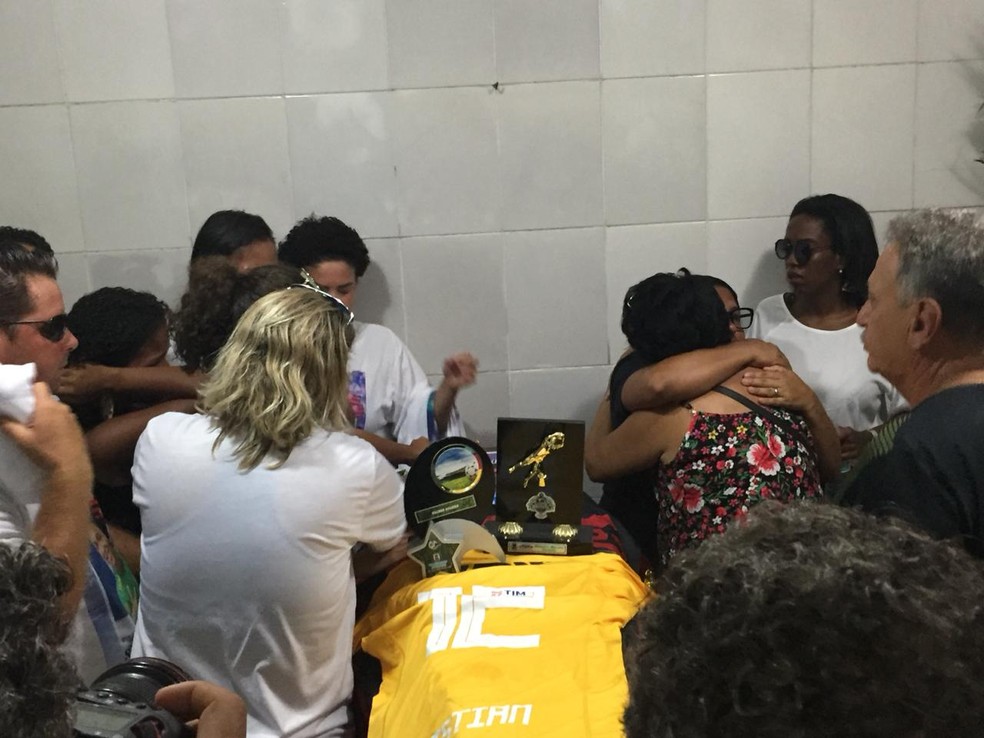 Troféus da carreira de Christian Esmério foram colocados sobre o caixão — Foto: Fernanda Rouvenat/ G1