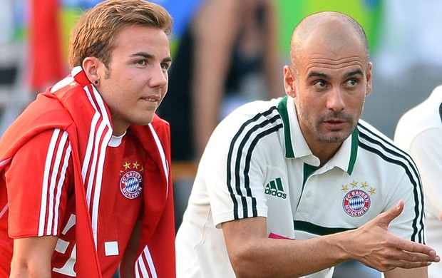 Guardiola e Mario Gotze treino Bayern de Munique (Foto: Reuters)