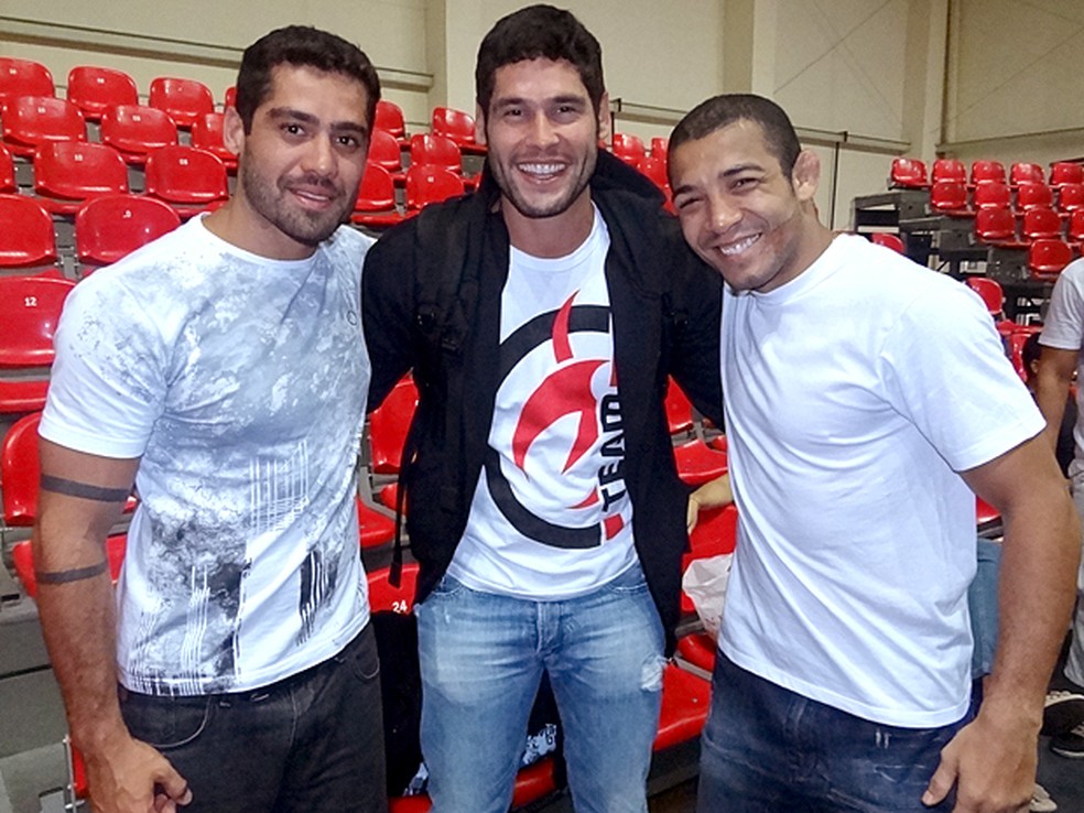 Yuri, Dudu Azevedo e José Aldo nos bastidores de 'Fina Estampa' — Foto: Globo