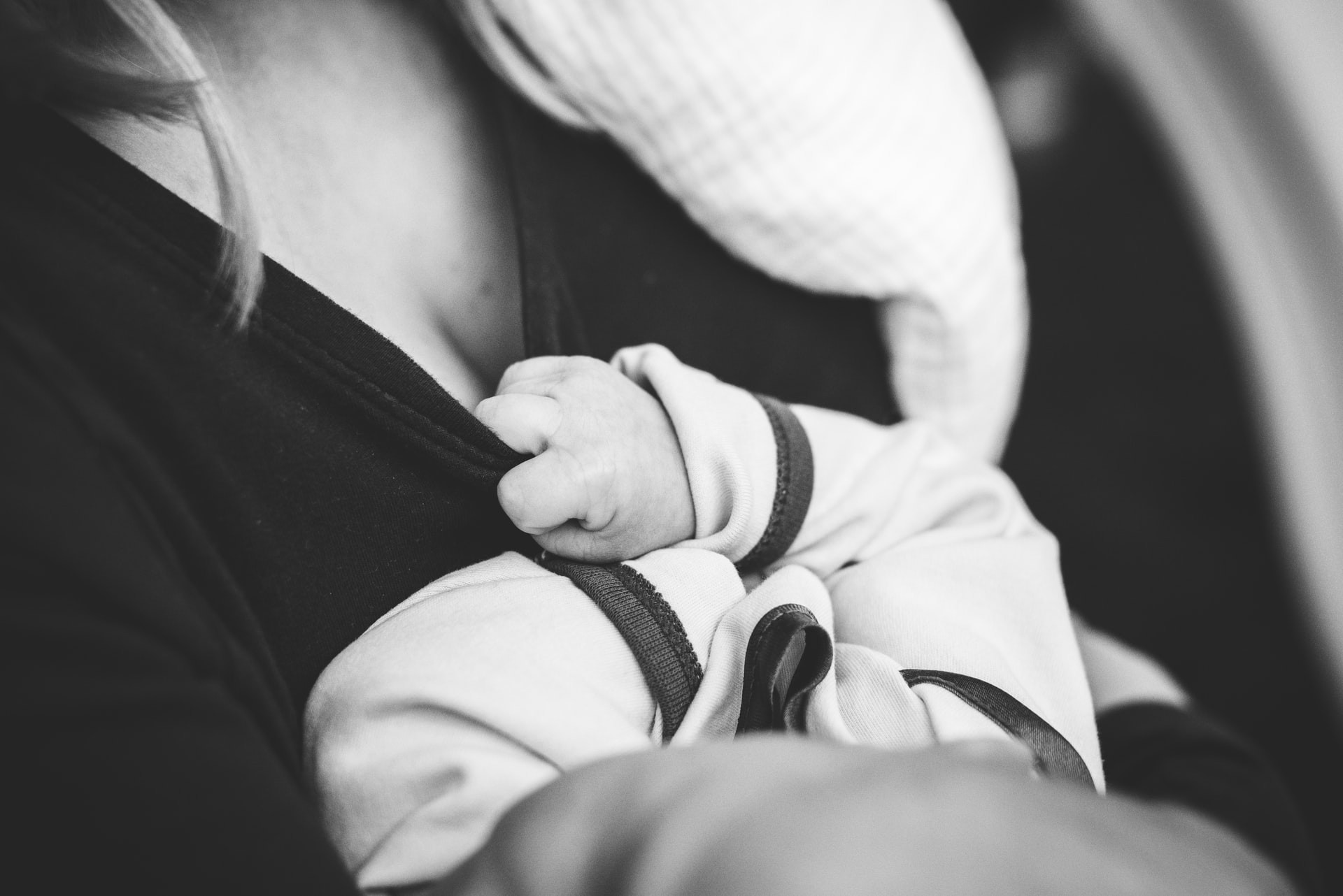 Amamentação tem benefícios para saúde da mãe e do bebê comprovados pela ciência (Foto: Jordan Whitt/Unsplash)