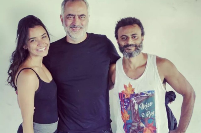 Jailson Silva com a atriz Talita Younan e o diretor Heitor Dhalia na preparação para 'O jogo que mudou a História' (Foto: Reprodução)