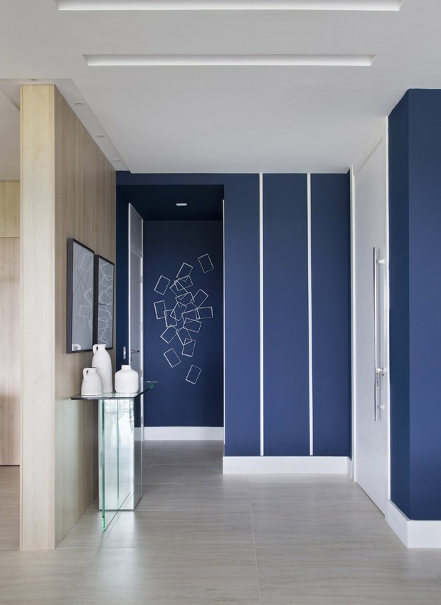 HALL | As paredes do hall ganharam tom vibrante de azul, em referência ao mar tão próximo e ao lifestyle carioca.  (Foto: Denilson Machado/MCA Estúdio/Divulgação)