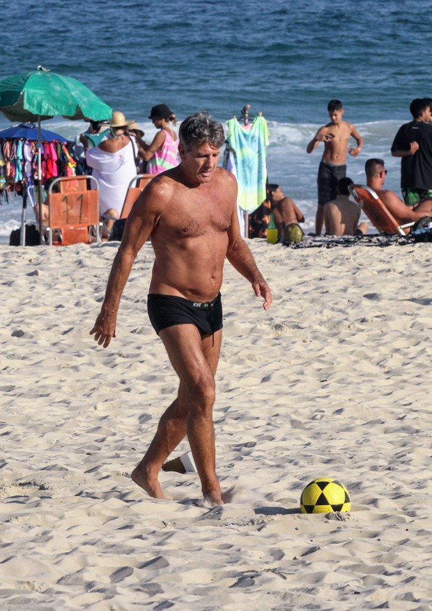 Renato Gaúcho joga futevôlei na praia (Foto: Daniel Delmiro / agnews)