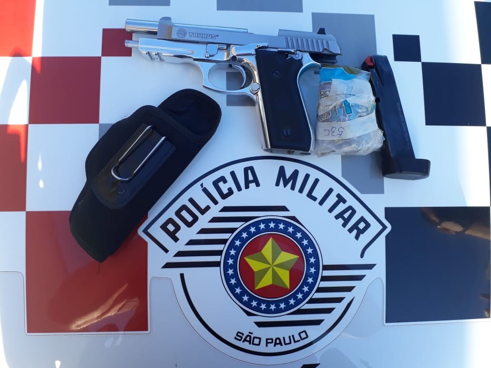 Pistola usada no crime foi apreendida pela polícia — Foto: Polícia Militar