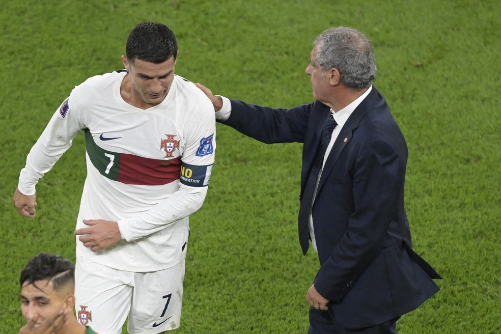 Cristiano Ronaldo e Fernando Santos: protagonistas no fracasso de Portugal na Copa — Foto: AFP