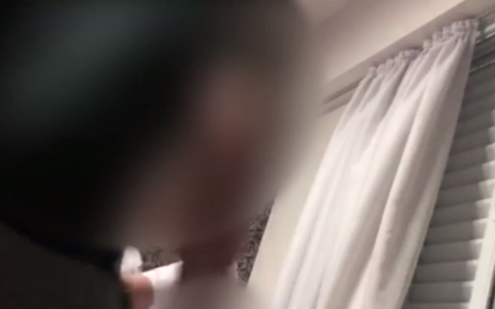 VÃ­deo mostra jovem batendo na namorada, em GoiÃ¢nia â Foto: ReproduÃ§Ã£o/TV Anhanguera