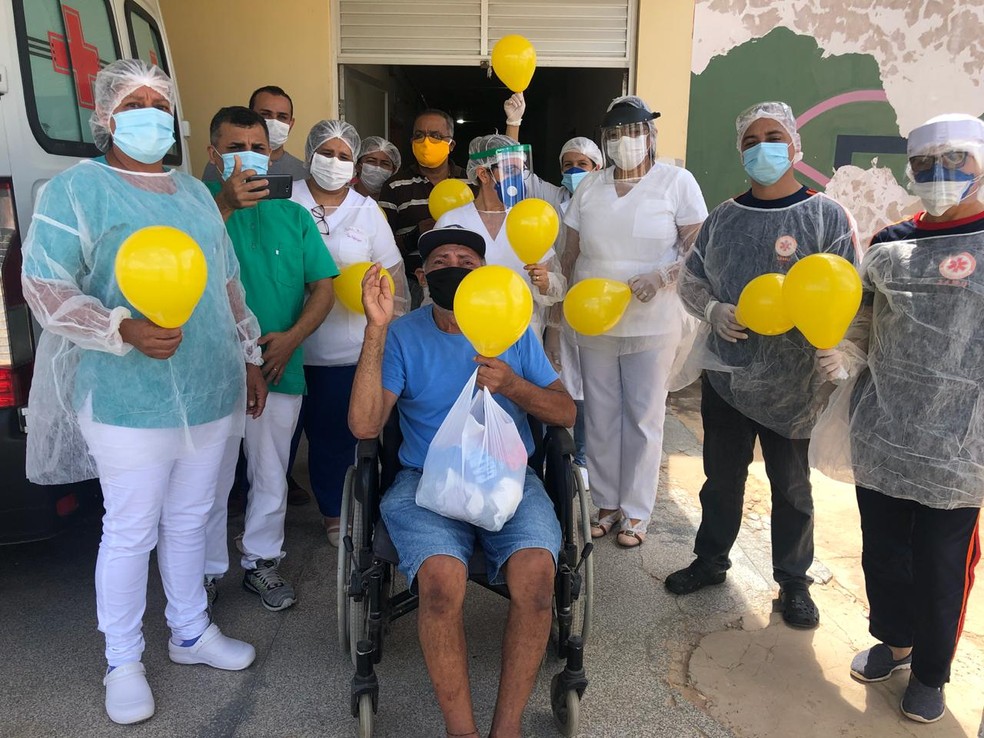 No AC, servidores comemoram alta de idoso de 66 anos curado de Covid-19  — Foto: Laura Pontes/Arquivo pessoal 