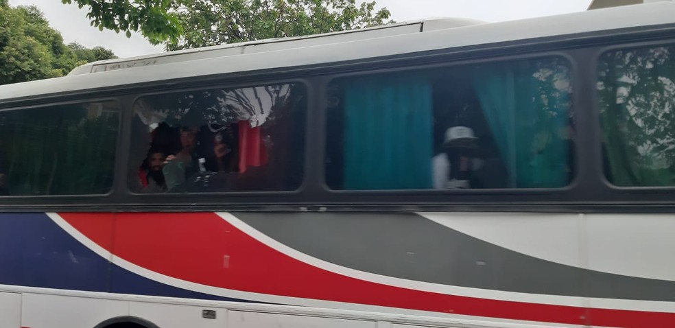 Ônibus com torcedores do Corinthians foi apedrejado — Foto: Gustavo Rotstein
