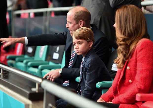 LONDON, ENGLAND - JUNE 29: Prince William, President of the Football Association along with Catherine, Duchess of Cambridge with Prince George during the UEFA Euro 2020 Championship Round of 16 match between England and Germany at Wembley Stadium on June  (Foto: UEFA via Getty Images)