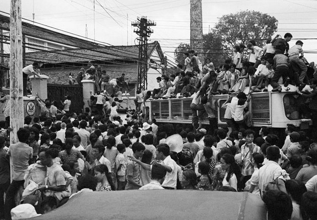Civis vietnamitas tentam embarcar em um ônibus para serem levados até a embaixada dos EUA para uma possível fuga, em 30 de abril de 1975 (Foto: Getty Images via BBC)